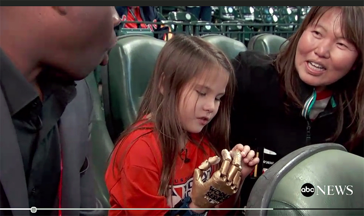 3D print girl throws the first throw at all 30 MLB courts, very good.