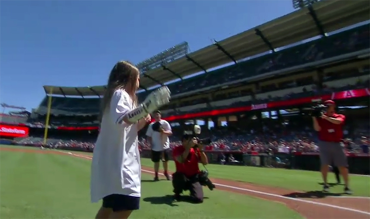 3D print girl throws the first throw at all 30 MLB courts, very good.