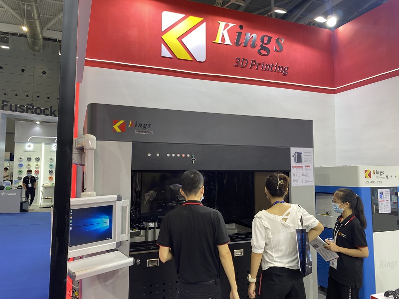 KINGS sales introducing KINGS1700PRO to a customer